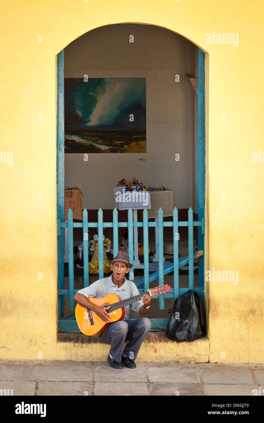 Uomo a suonare la chitarra in Trinidad, Cuba Foto Stock