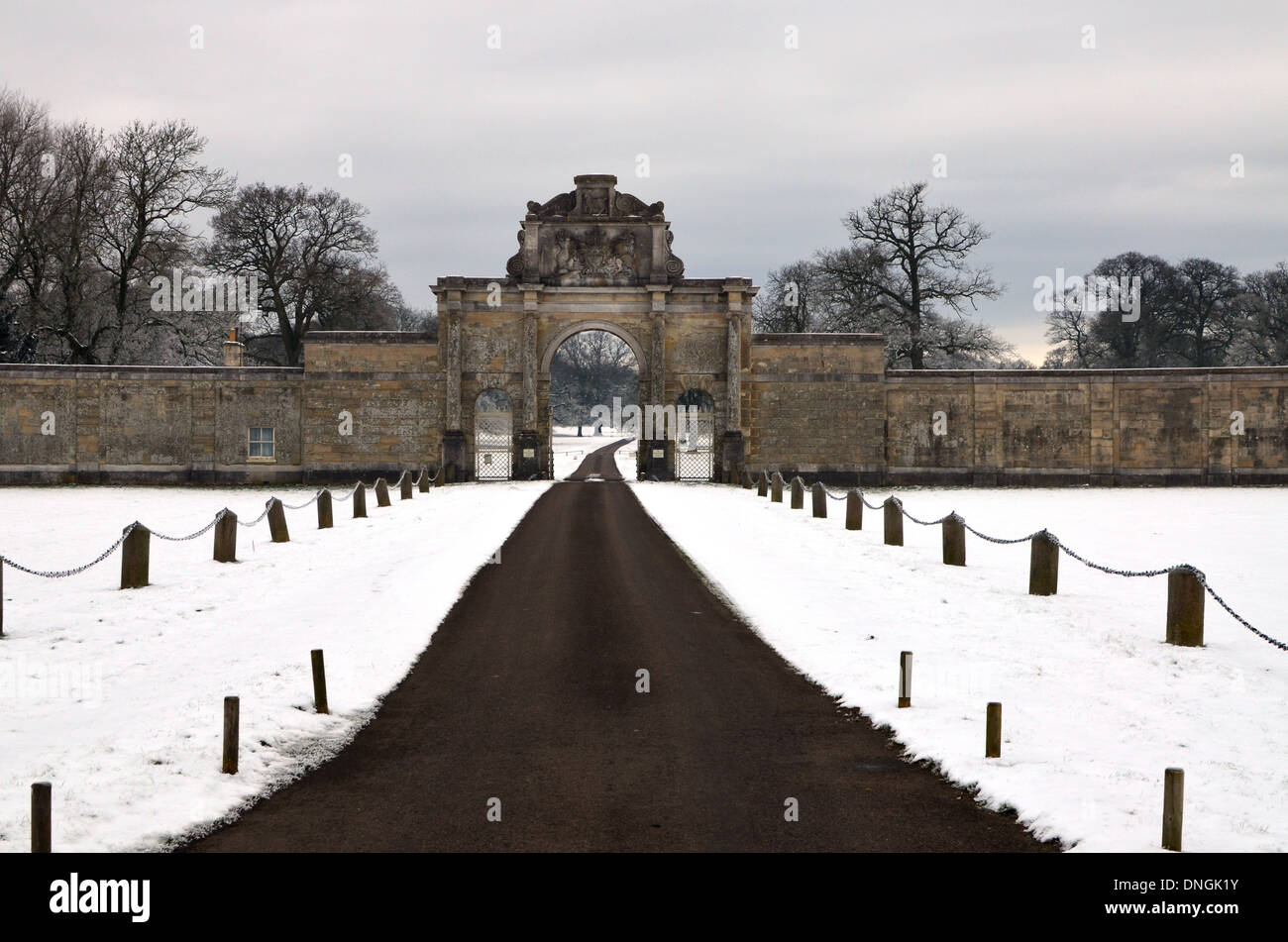 Ingresso alla casa di Parigi, Woburn Park e il Duca di Bedford's wagon nella neve Foto Stock