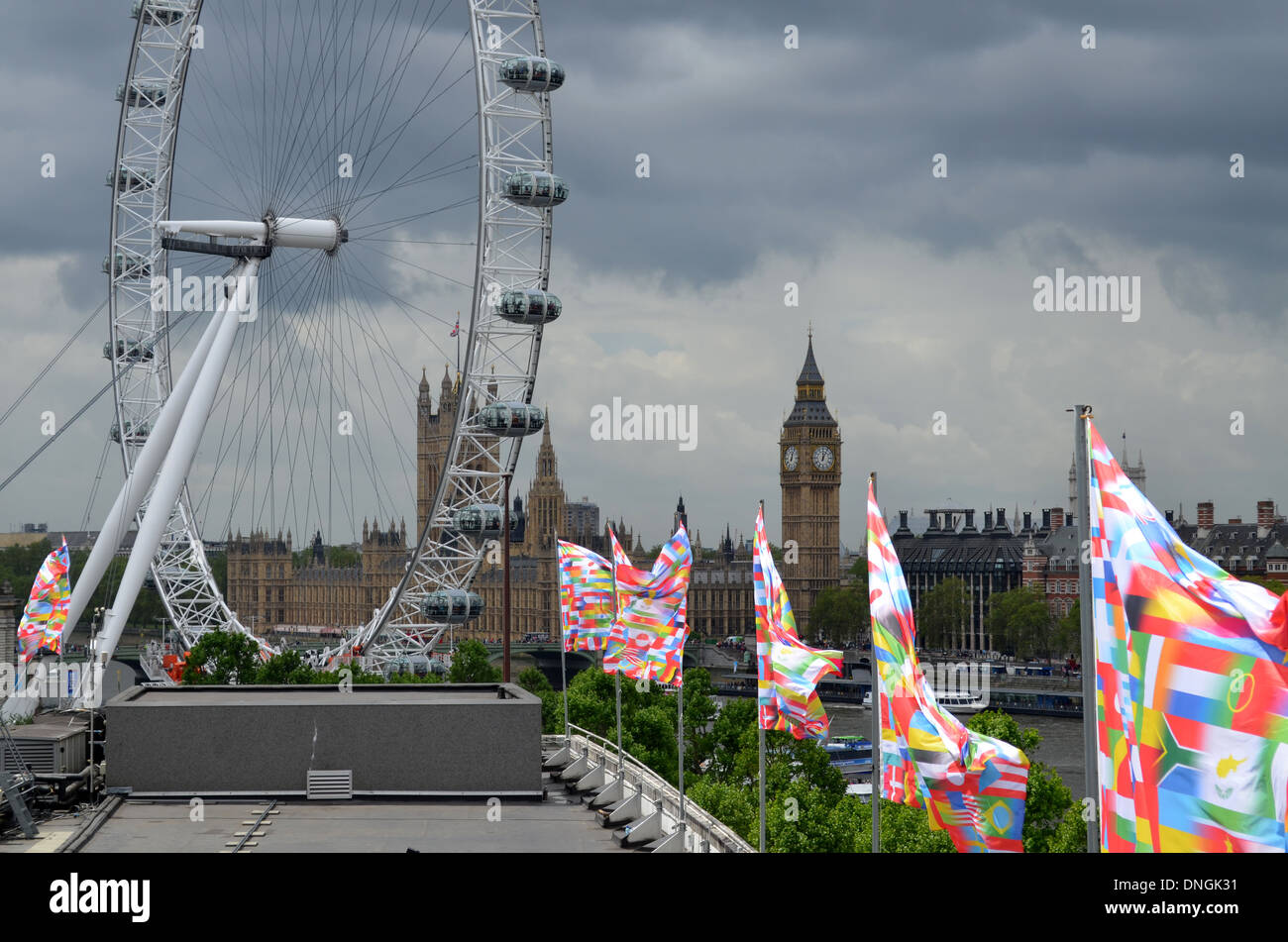 Guardando fuori dal tetto del Royal Festival Hall dove pittoresco paese bandiere volare contro il fondale grigio di Londra Foto Stock