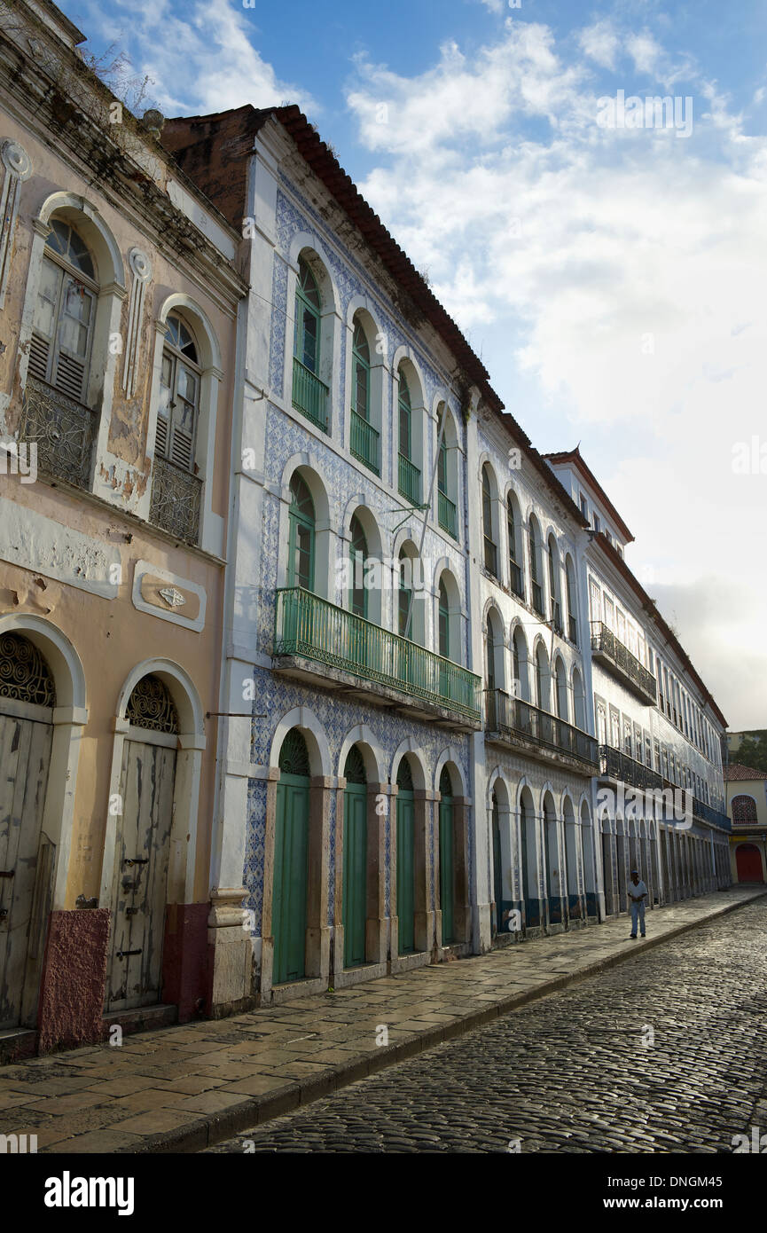Portoghese tradizionale architettura coloniale e colore syle su Rua Portogallo street a Sao Luis in Brasile Foto Stock