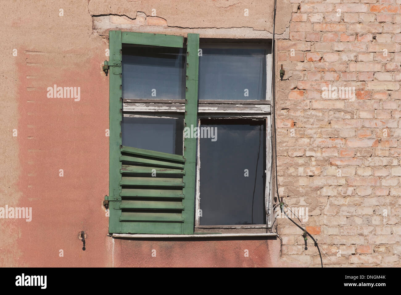 Una vecchia casa con vetro rotto le persiane, Sassonia, Germania, Europa Foto Stock