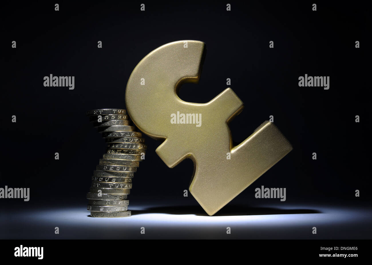Sterlina britannica segno appoggiata sul Pound monete re l'economia moneta il budget familiare la lievitazione dei prezzi l'inflazione pensioni UNO STATO REGNO UNITO Foto Stock