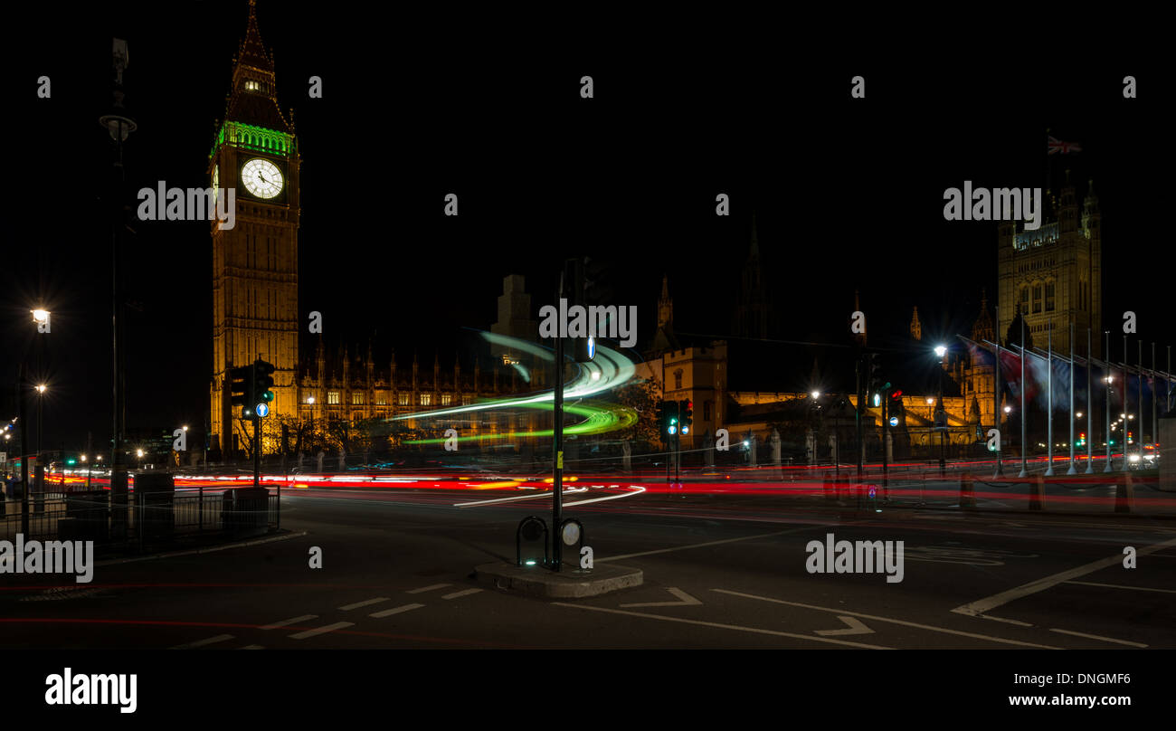Sentieri di luce passante della Londra Case del Parlamento di notte Foto Stock