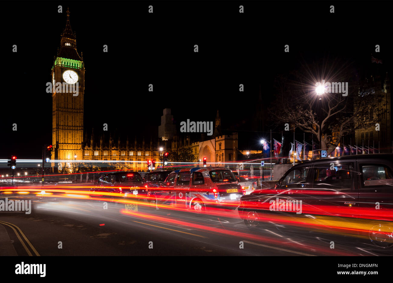 Sentieri di luce passante della Londra Case del Parlamento di notte Foto Stock