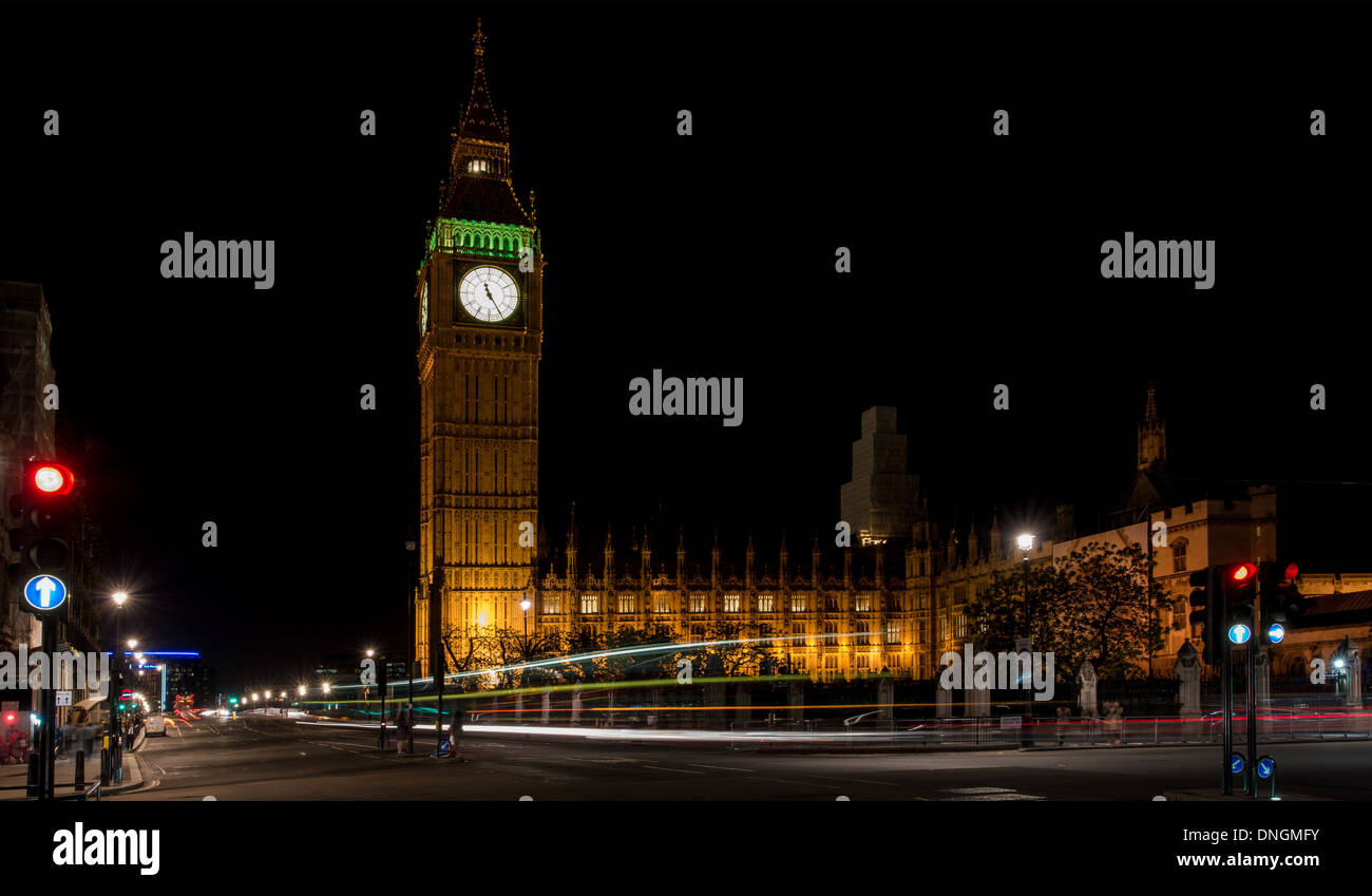 Sentieri di luce passante della Londra Case del Parlamento di notte Foto Stock
