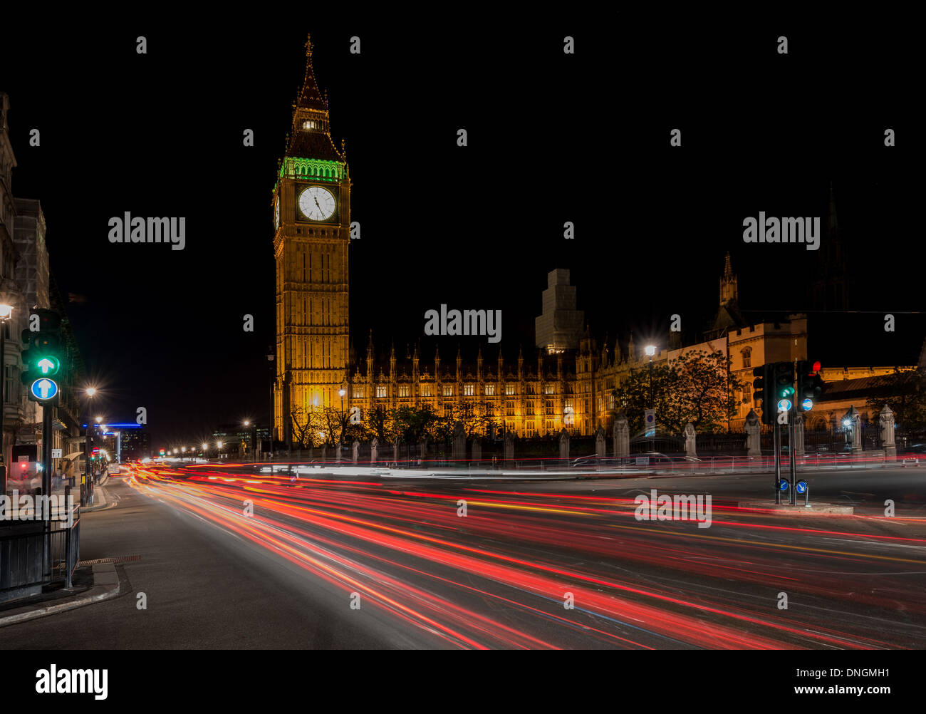 Sentieri di luce passante della Londra Case del Parlamento di notte Foto Stock