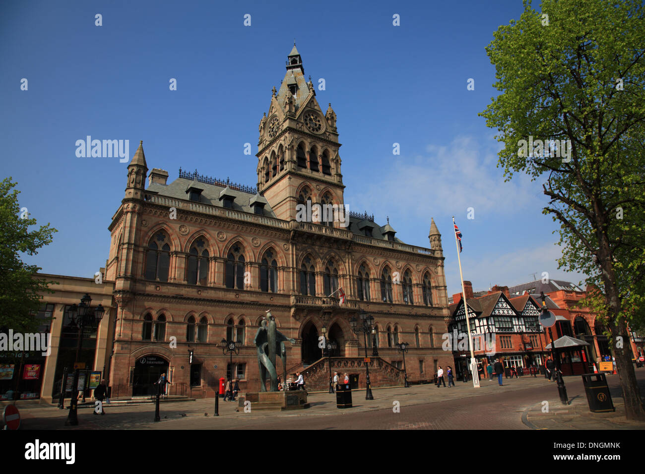 Chester Town Hall e la celebrazione della scultura di notte, Northgate Street, Chester, Cheshire West e Chester, Cheshire, Inghilterra Foto Stock