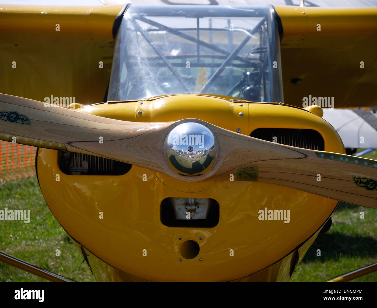Aeroplano ad elica di legno giallo Foto Stock
