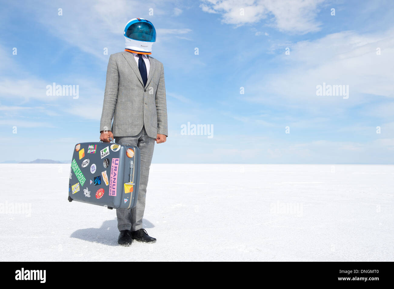 Spazio imprenditore turistico astronauta in viaggio con la valigia sul viaggio aerospaziale alla drammatica altre mondane paesaggio lunare Foto Stock