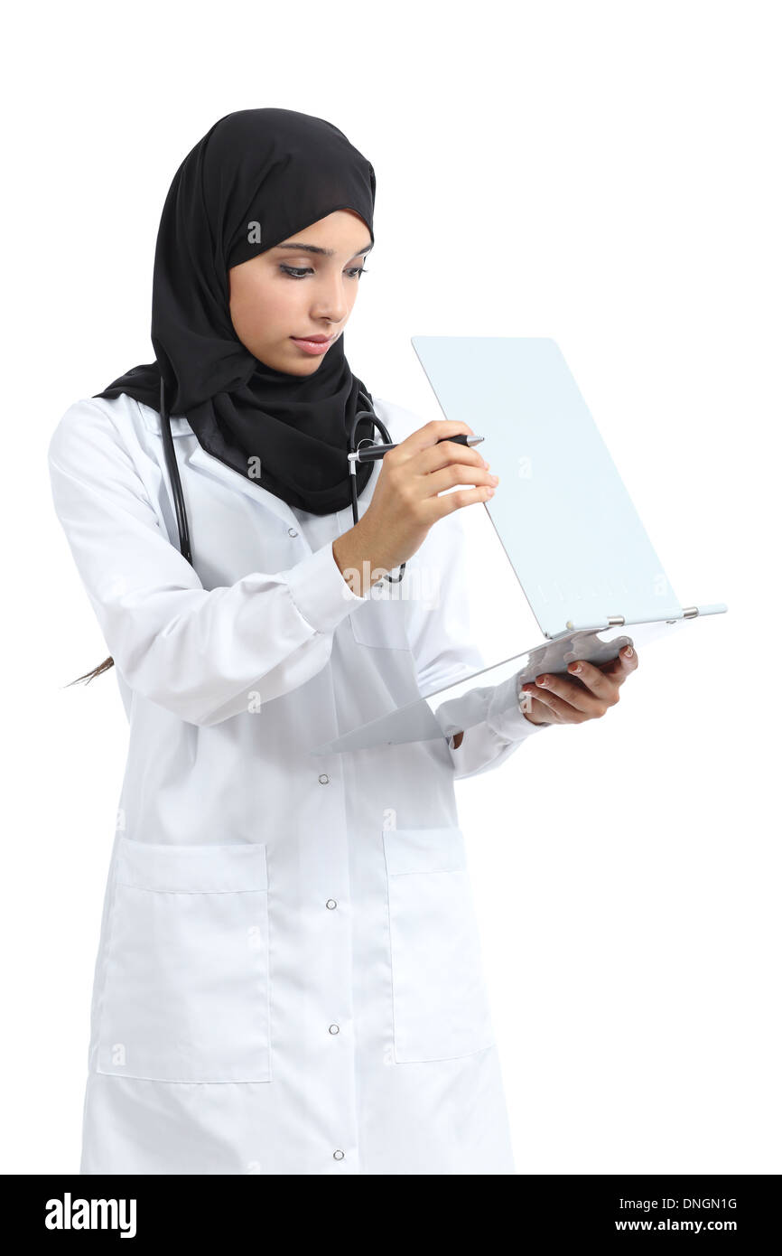 Medico arabo donna la lettura di una storia clinica isolata su uno sfondo bianco Foto Stock