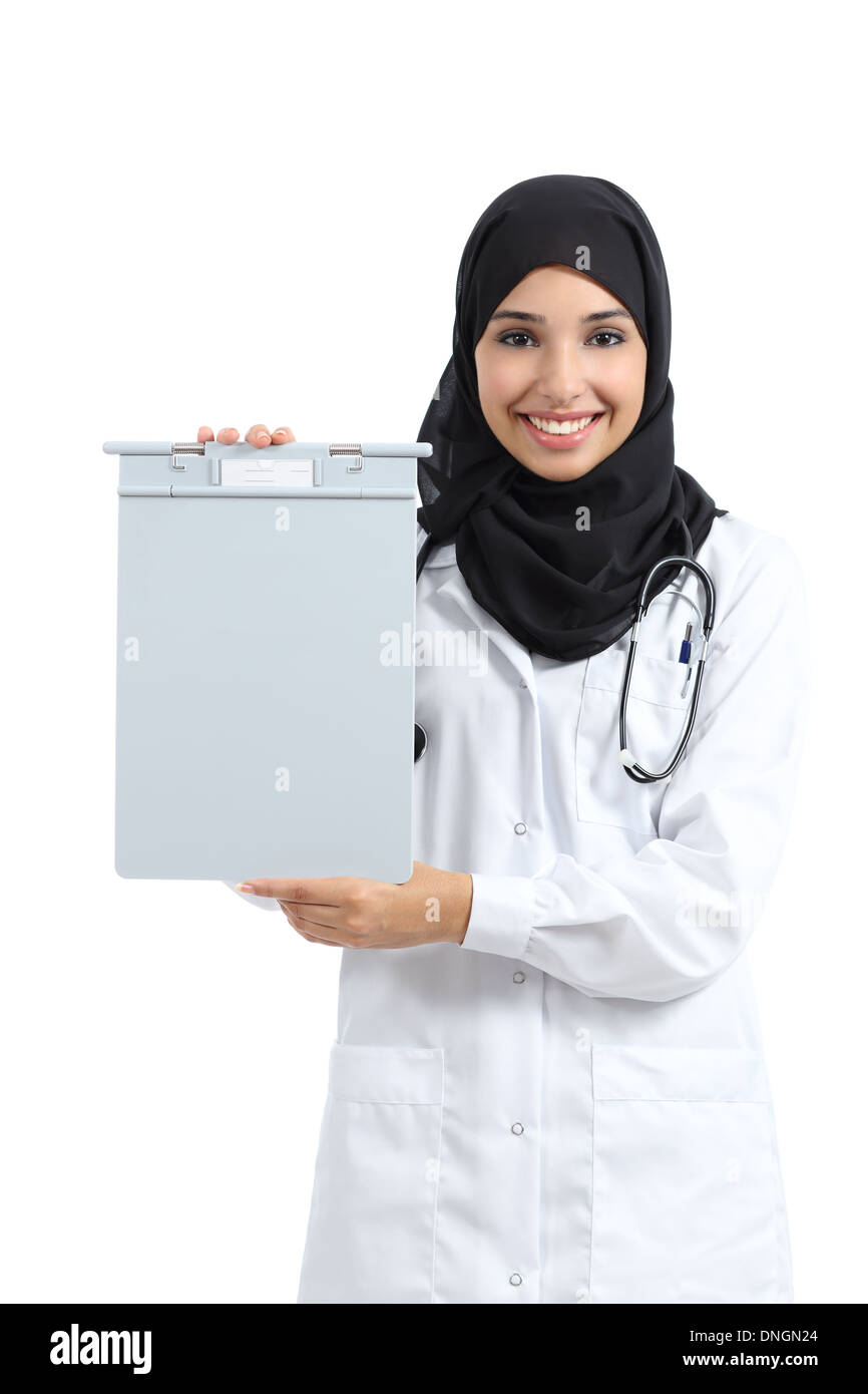 La donna araba che mostra un fustellato la storia medica cartella isolata su uno sfondo bianco Foto Stock