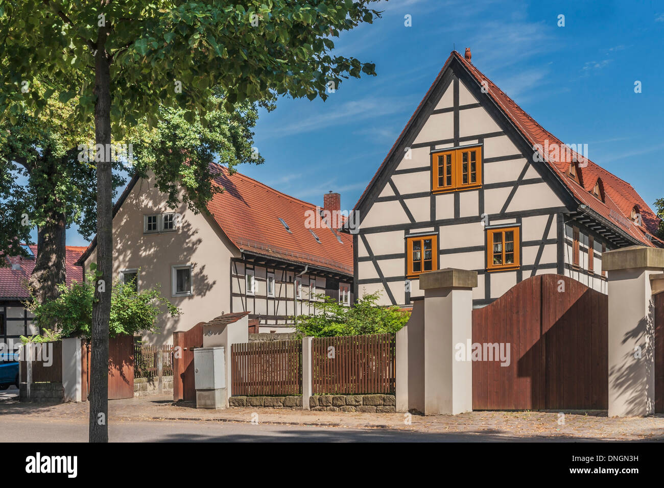 Il centro del villaggio di Altmickten si erge il monumento sotto tutela. Mickten è un quartiere di Dresda, Sassonia, Germania, Europa Foto Stock