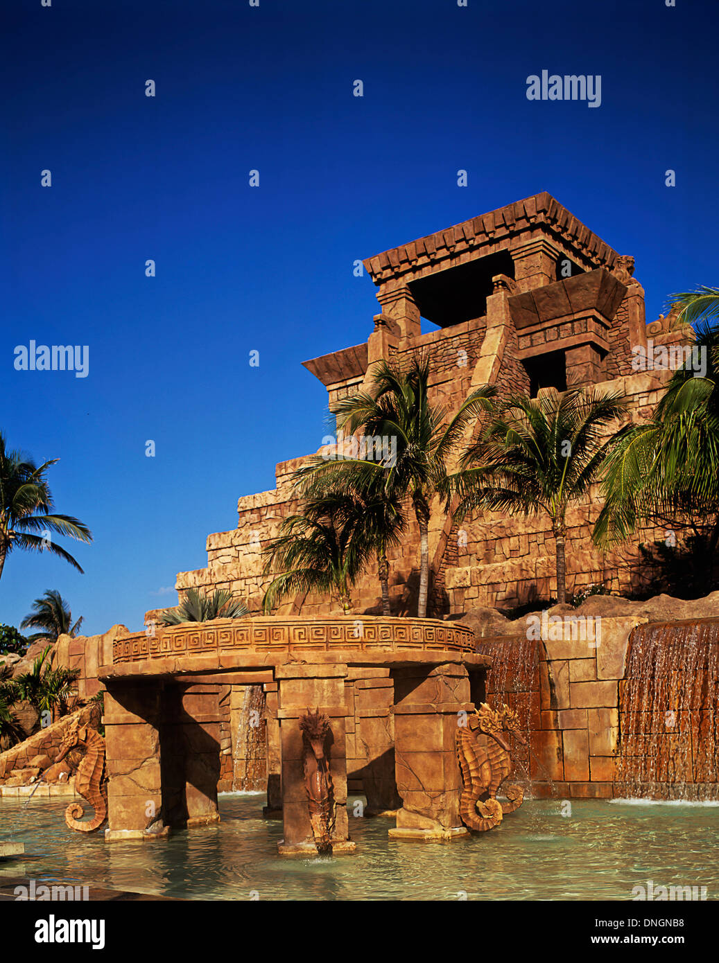 Tempio maya slitta all'Atlantis Resort e parco acquatico Paradise Island, Bahamas Foto Stock