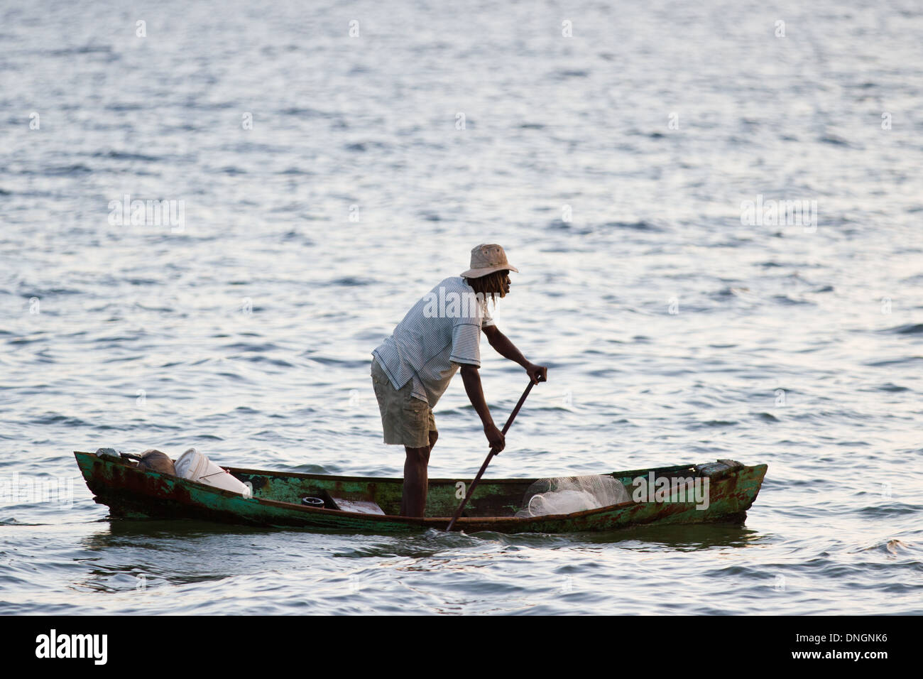 Placencia Belize - novembre 11: sconosciuto pescatore locale nella sua canoa canottaggio al suo luogo di pesca sul mare dei Caraibi, Novembre Foto Stock