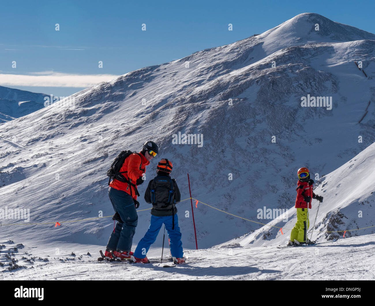 Gli sciatori e gli snowboarder in cima al sentiero Bliss, picco 6, Breckenridge Ski Area, Breckenridge, Colorado. Foto Stock