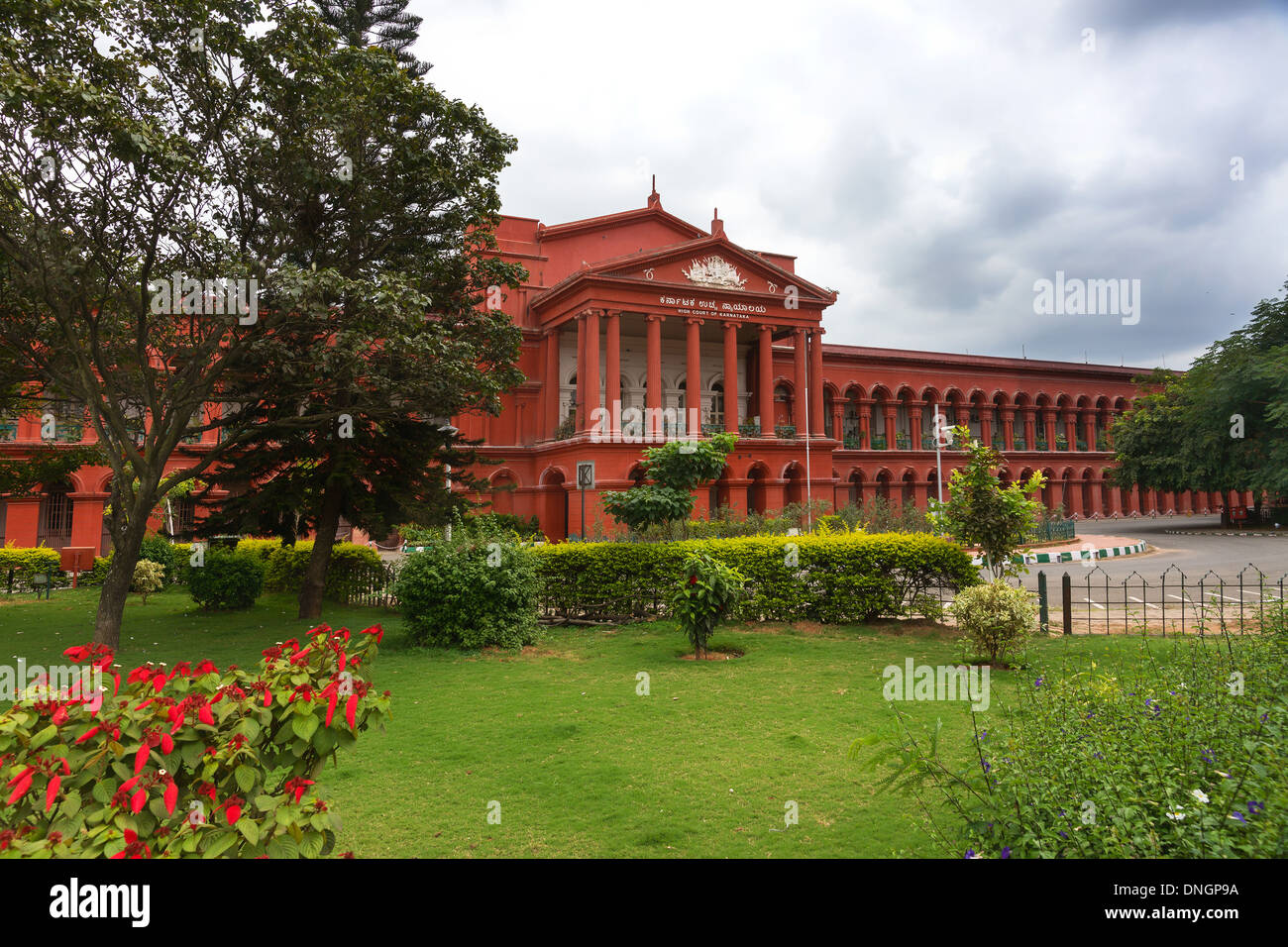 Vista dalla strada a mattoni rossi noto come Attara Kacheri, la sede del tribunale, e giardini in Bangalore. Foto Stock