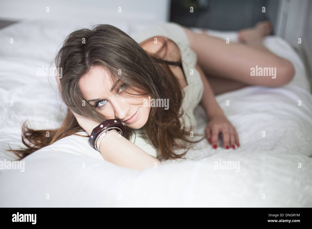 Bella giovane donna in camera da letto Foto Stock