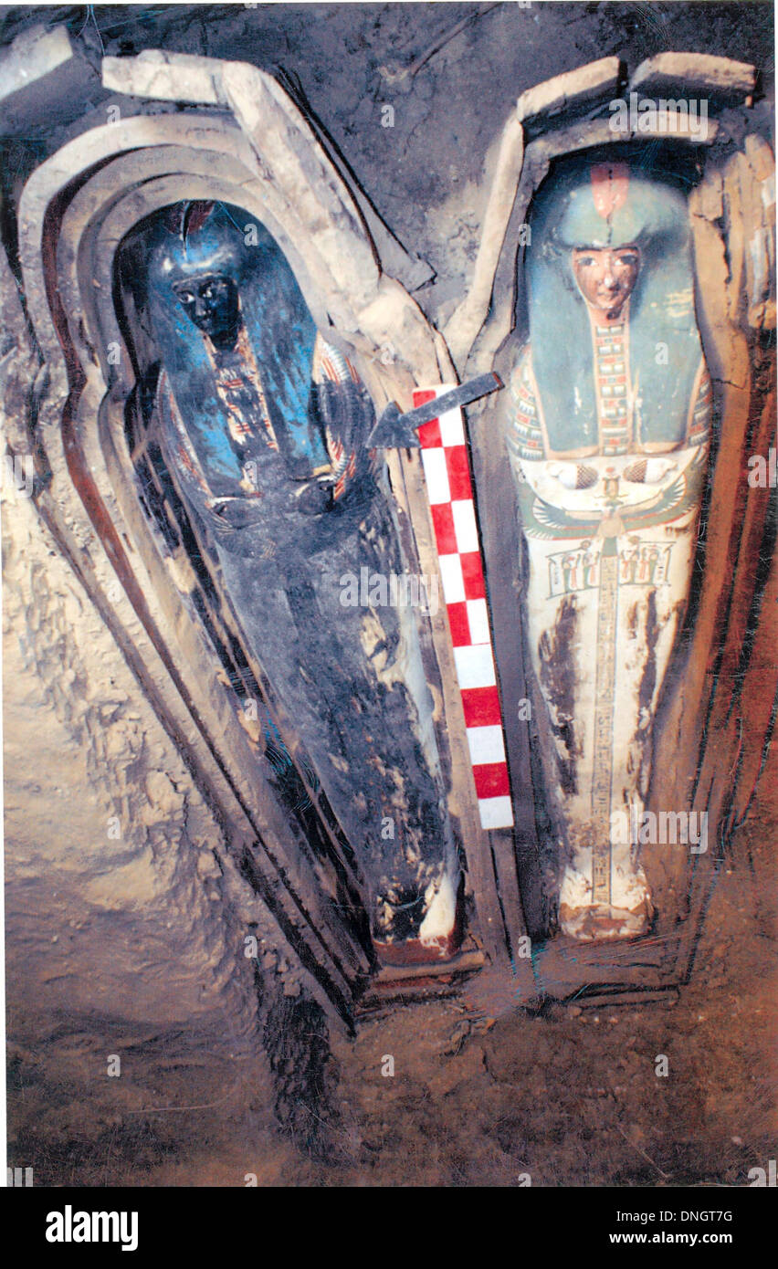 Necropoli di 53 tombe rupestri risalenti al Medio e nuovi regni scoperto nella zona Lahum del Fayoum dalla missione egiziana. Foto Stock