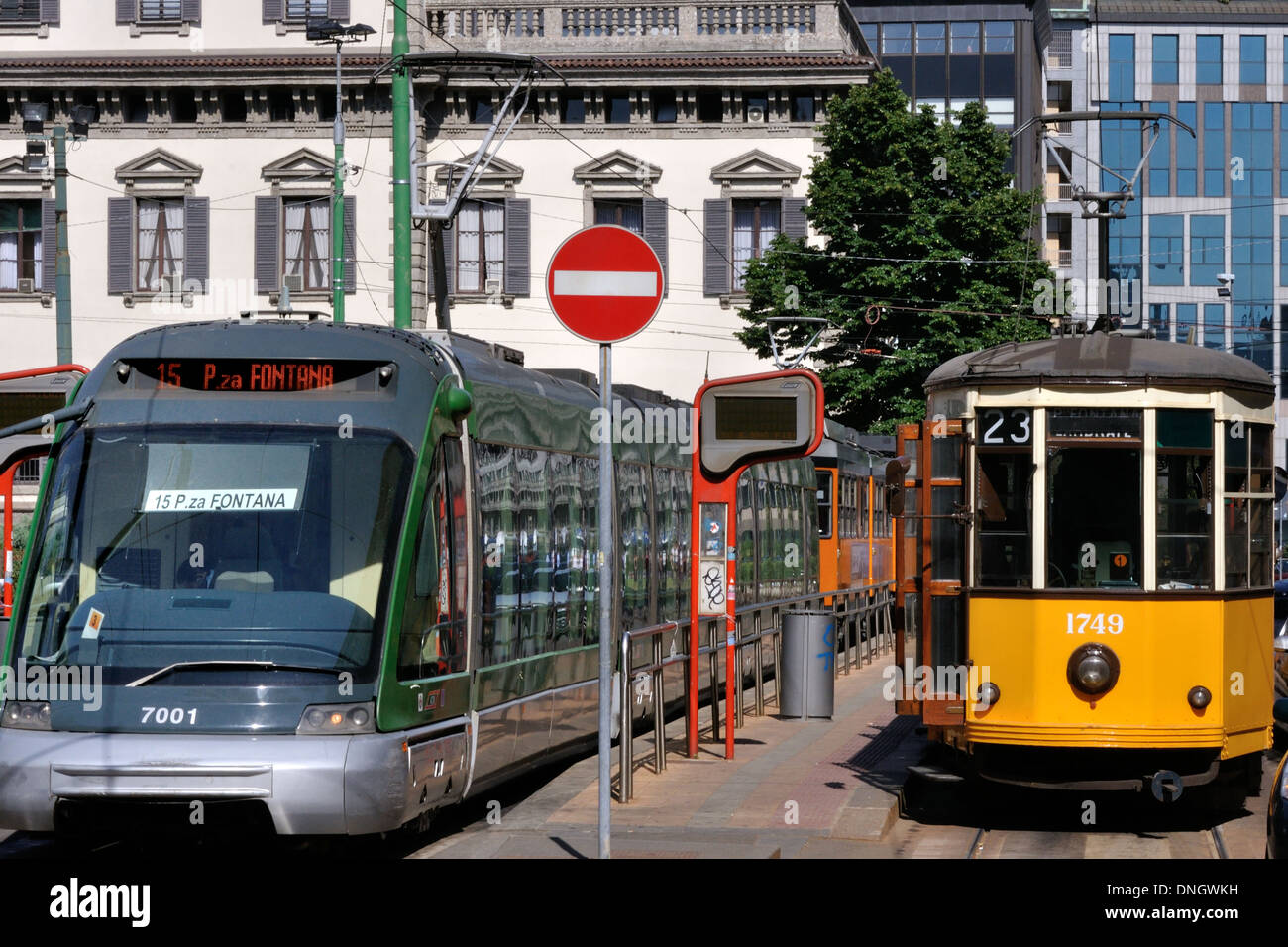 Milano Tram 7100 & 1500 series. ATM la rete dei trasporti pubblici di Piazza Fontana ​​center città Foto Stock