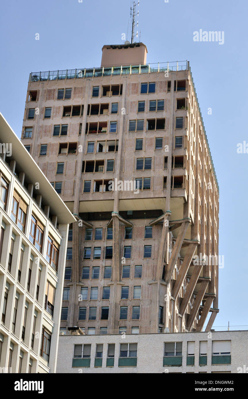 Torre Velasca progettato da studio bbpr, uno dei più importanti simboli di Milano . Foto Stock