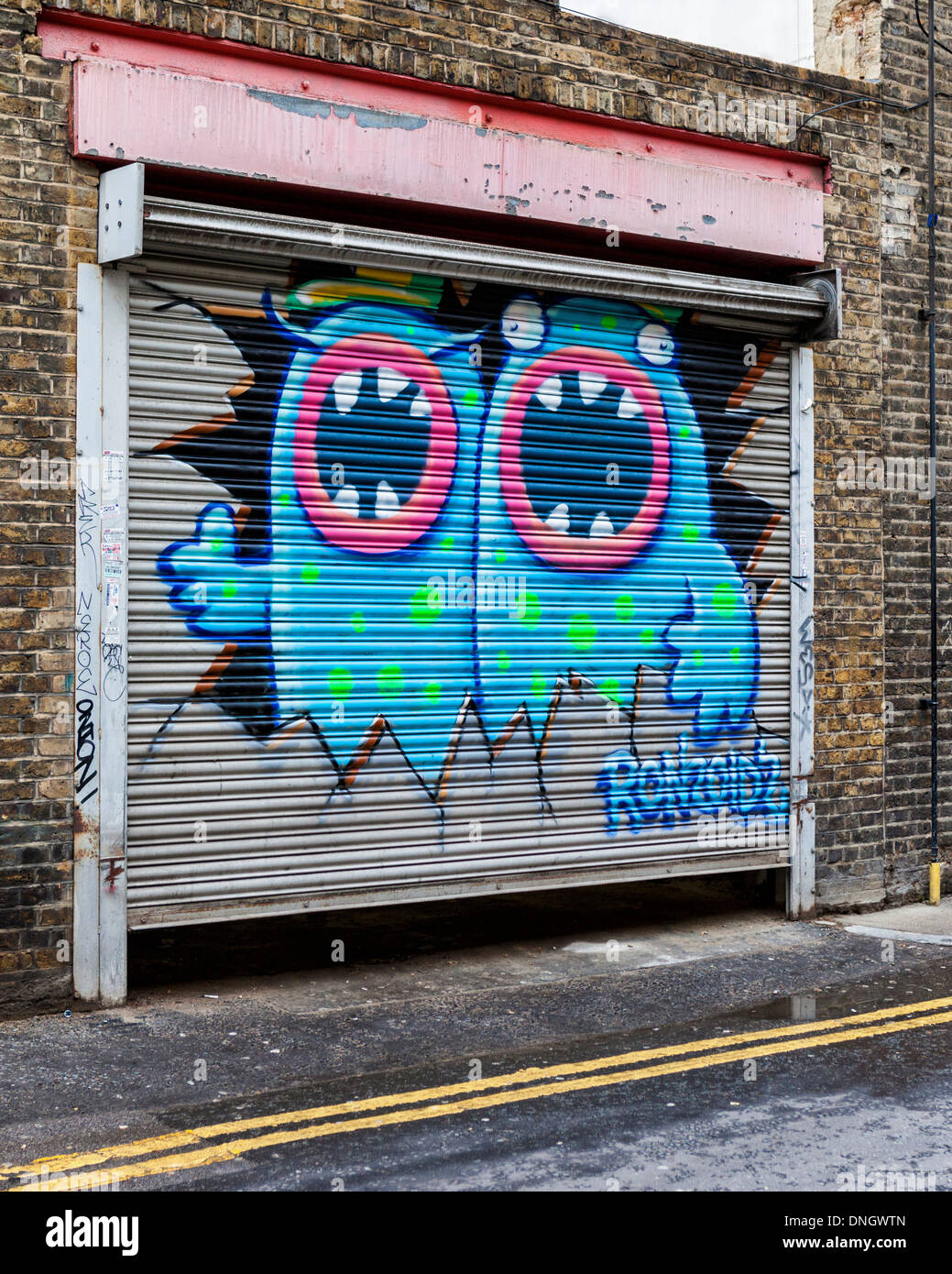 Ronzoids - Arte di strada da Ronzo, giganti blu gap-mostri dentata su una porta in Fashion Street, Off Brick Lane, London E1 Foto Stock