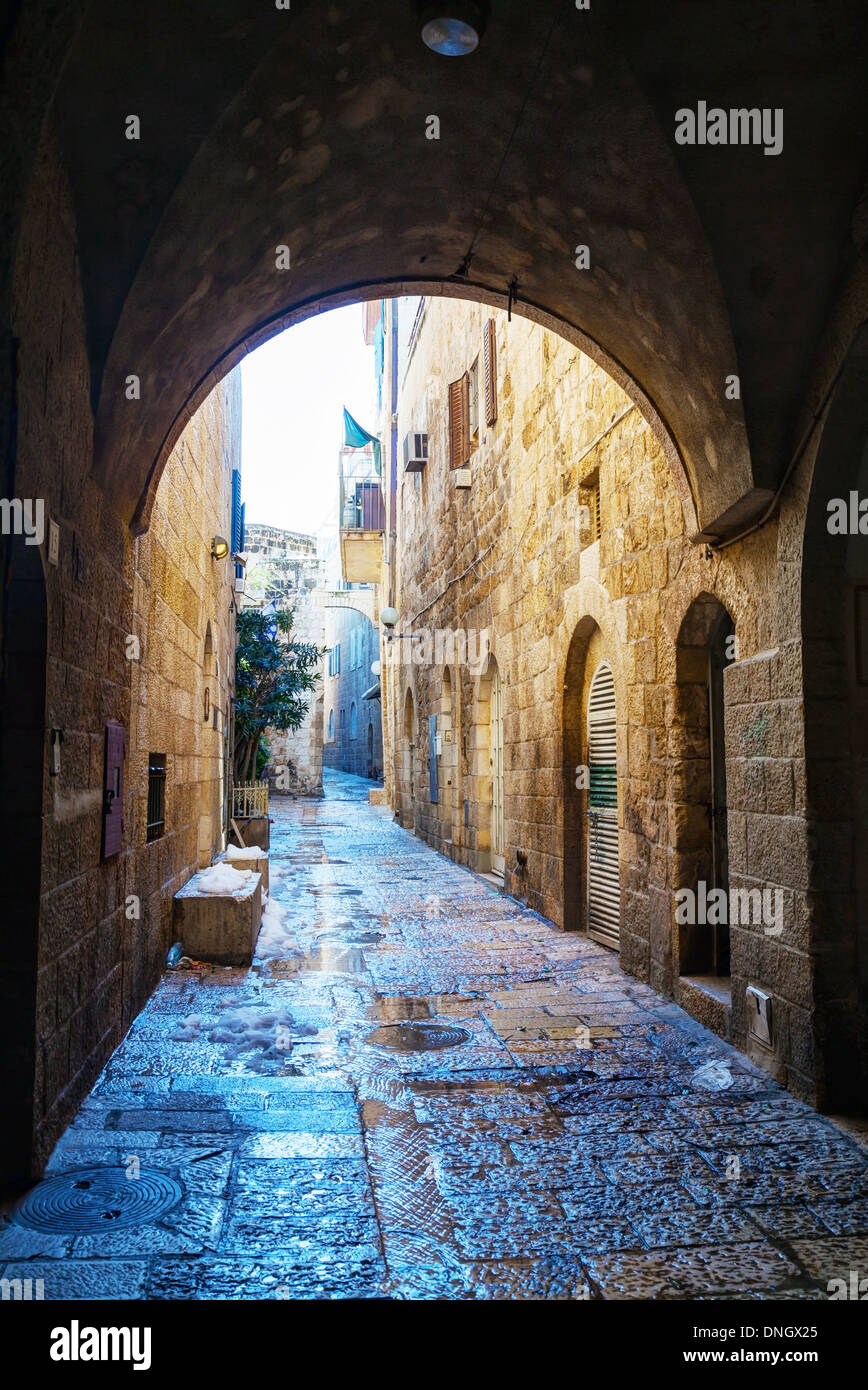 Strada stretta nella Città Vecchia di Gerusalemme, Israele Foto Stock