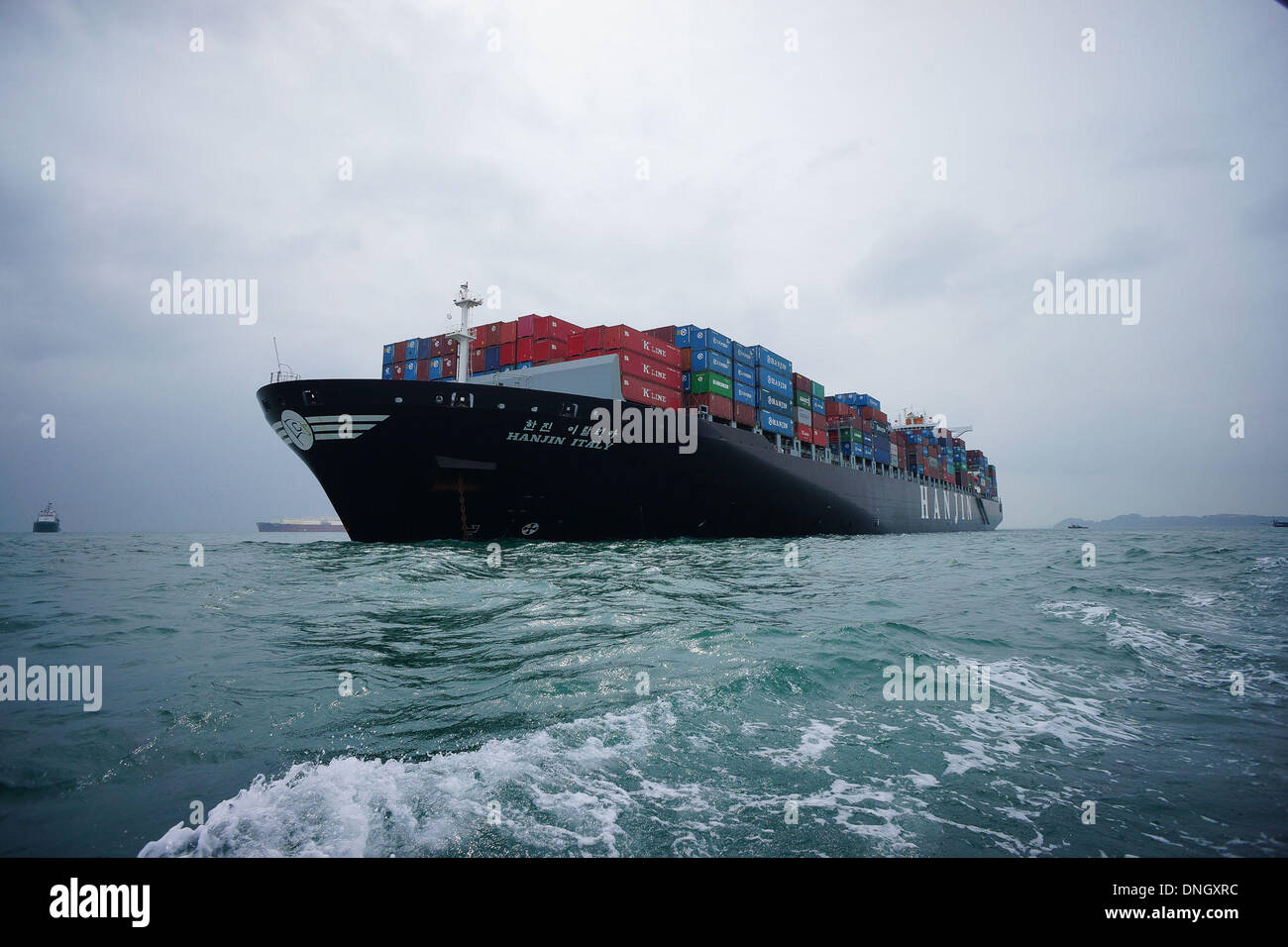 BATAM, Indonesia, . 29 Dic, 2013. 29 dicembre : la collisione di due navi cisterna MV.HANJIN ITALIA di bandiera liberiana pesa GT.114.144 tonnellate metaniere collidono con / C AL Gharrafa di Isole Marshall bandiera pesa GT.136.410 ton spedizione internazionale situato tra Singapore e Batam Indonesia () che si è verificato il 28 dicembre 2013 sera . MV.HANJIN ITALIA nave cargo partì dalla porta cargo Pasir Panjang , Singapore Cina , mentre il LNG / C AL Gharrafa partì dal porto di Ras Laffan , Qatar in Giappone . Credito: ZUMA Press, Inc./Alamy Live News Foto Stock