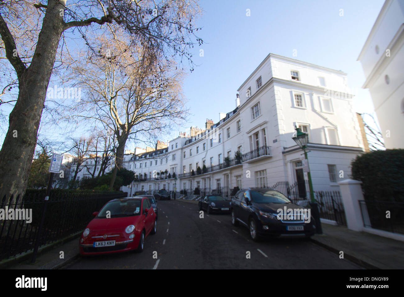 Kensington Londra, Regno Unito. Il 29 dicembre 2013. Egerton Crescent nel quartiere londinese di Kensington e di Chelsea è stato nominato come il più costoso street in Gran Bretagna in un sondaggio annuale da Lloyds Bank con la media dei costi della casa di £ 7,4 milioni. La strada era denominata Egerton Crescent nel 1840 in onore del Signore Francis Egerton terzo Duca di Bridgewater e figlio del primo Conte di Ellesmere Credito: amer ghazzal/Alamy Live News Foto Stock