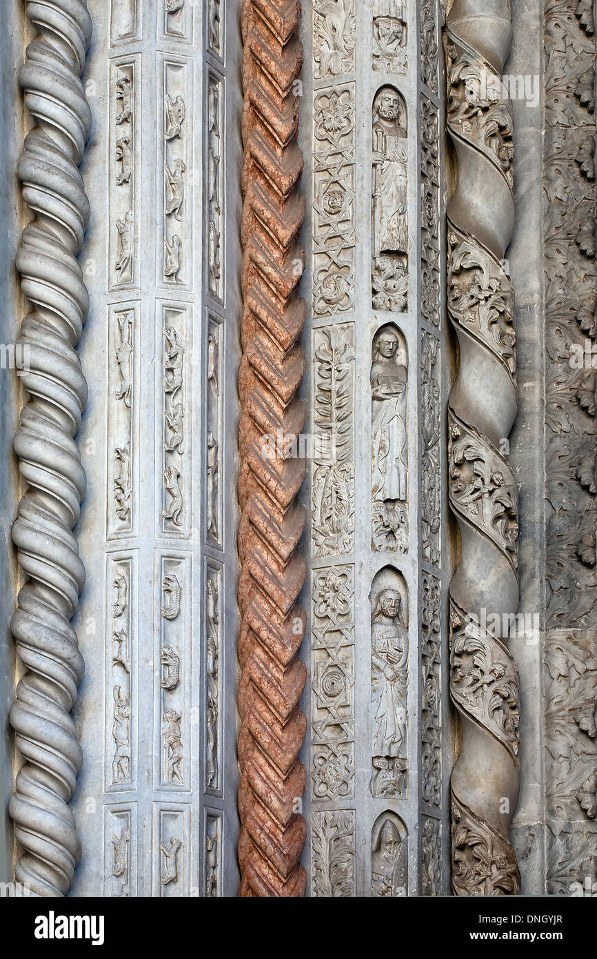 Scultura in pietra della cappella Colleoni a Bergamo, Italia, primo piano della decorazione Foto Stock