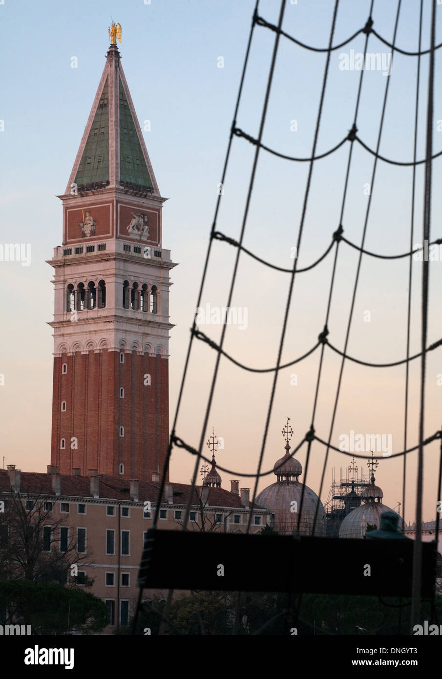 Torre del Campanile di San Marco e tall ship corde sul cielo della sera sfondo, Venezia, Italia Foto Stock