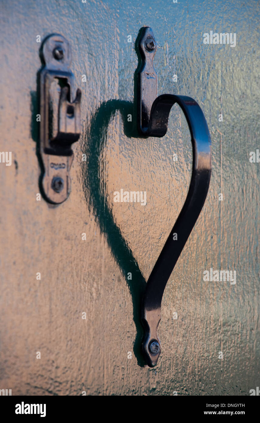 Gestire la riflessione nella porta di vetro rendendo la forma di cuore Foto Stock