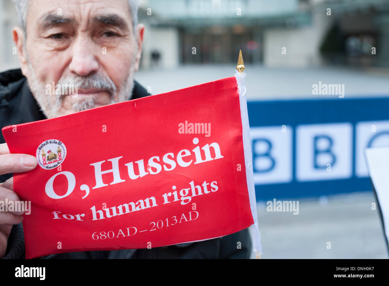 Portland Place, Londra, Regno Unito . 29 Dic, 2013. Un gruppo di dimostranti si riuniscono al di fuori di BBC Broadcasting House a sostegno di un costante marcia di protesta che coprono oltre 1500km in Pakistan. Gli attivisti rivendicazione di migliaia di persone sono state recentemente detenuti o scomparsi nel Balochistan da agenzie di sicurezza ancora la BBC ha dedicato scarsa copertura mediatica di eventi. Credito: Lee Thomas/Alamy Live News Foto Stock