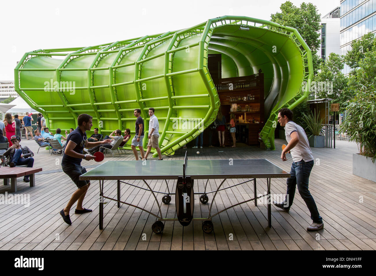 PING-PONG gioco sulla terrazza presso il WANDERLUST, città della moda e del design, il dock, 13esimo arrondissement, Parigi, Francia Foto Stock