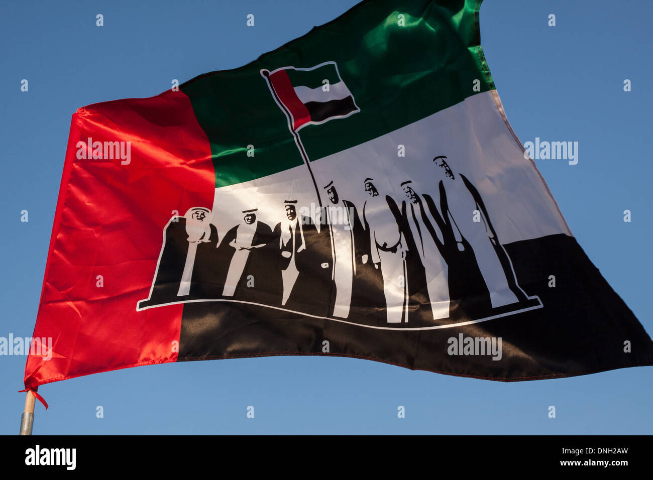 Bandiera degli Emirati Arabi Uniti affiancato da sagome di sceicchi che la testa 7 Emirati che compongono l'Unione, DUBAI, Emirati arabi uniti, MEDIO ORIENTE Foto Stock