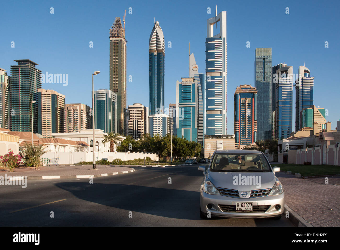 SKYLINE DEL CENTRO FINANZIARIO E Sheikh Zayed Road con, in particolare, la torre nella forma di una tastiera di pianoforte, centro finanziario, DUBAI, Emirati arabi uniti, MEDIO ORIENTE Foto Stock