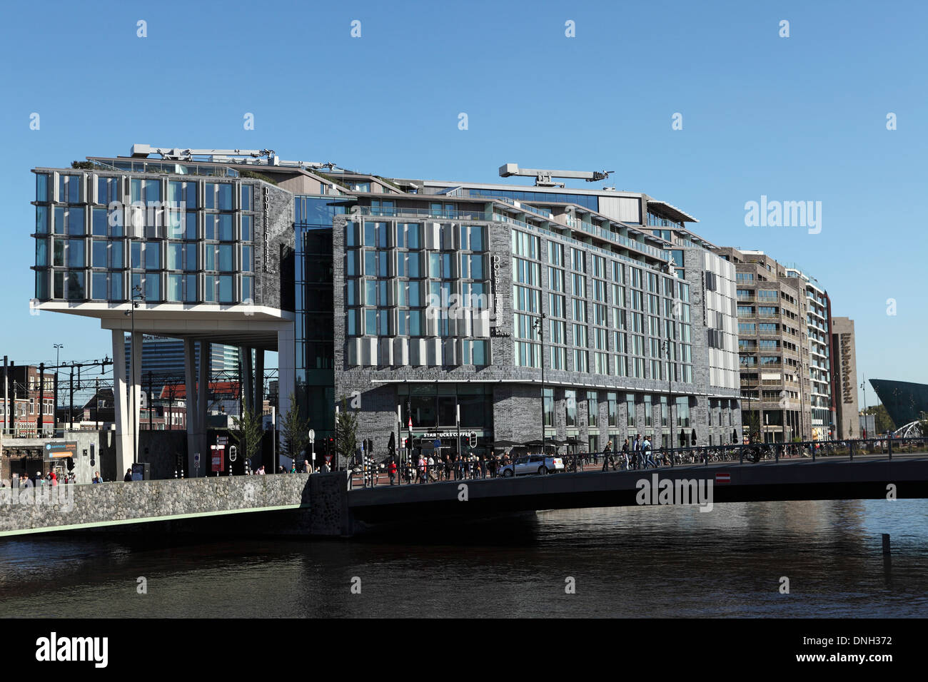 Il Doubletree by Hilton hotel dal fiume Ij in Amsterdam, Paesi Bassi. Foto Stock