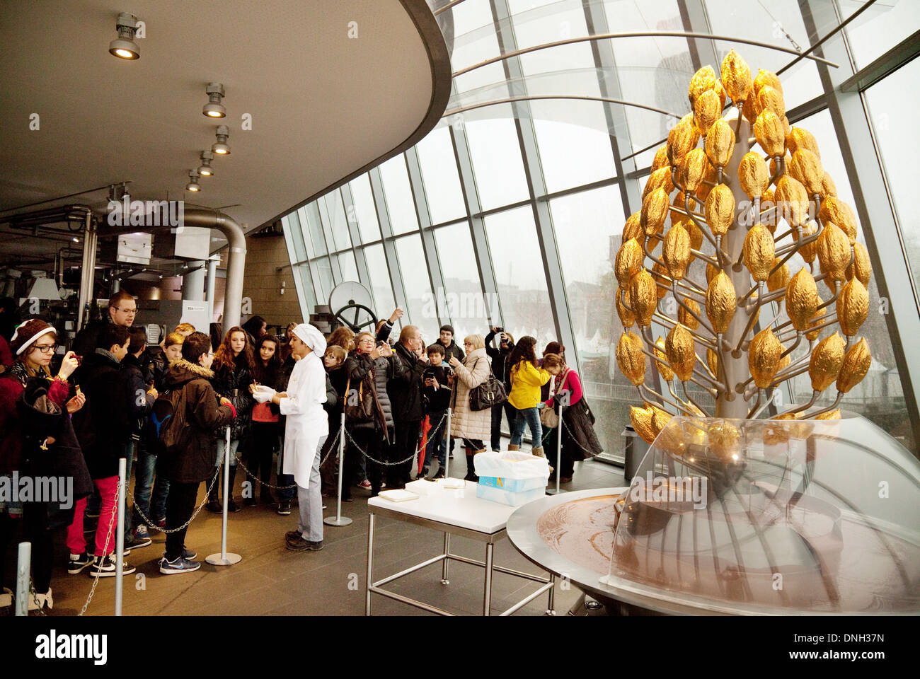 Il museo del cioccolato di Colonia - personale Lindt dando fuori il cioccolato per i visitatori di Colonia ( Koln ), Germania Europa Foto Stock