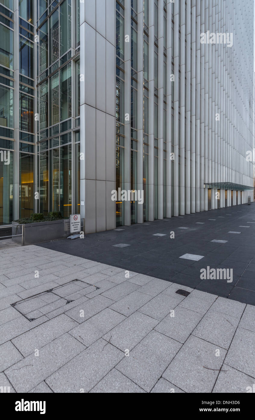 Edificio per uffici a Canary Wharf London REGNO UNITO, dall'esterno mostra verticale di derivazione Foto Stock