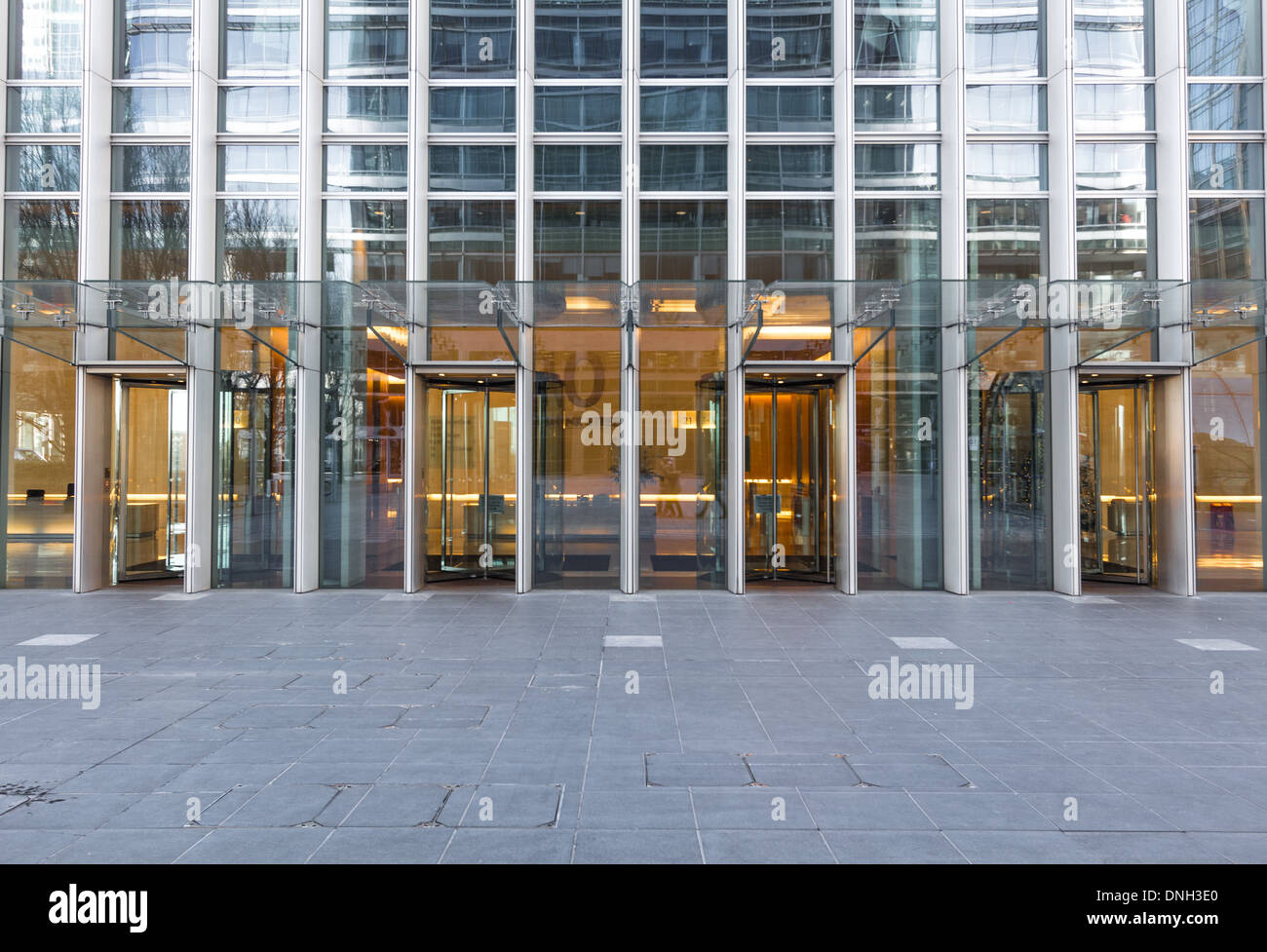 Ingresso a un blocco di uffici di Canary Wharf, London, Regno Unito con entrata di vetro Foto Stock