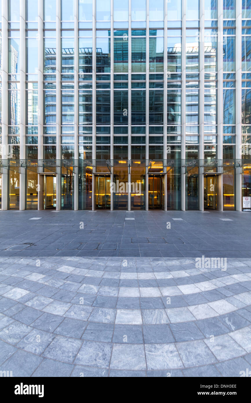 Ingresso a un blocco di uffici di Canary Wharf, London, Regno Unito con entrata di vetro Foto Stock