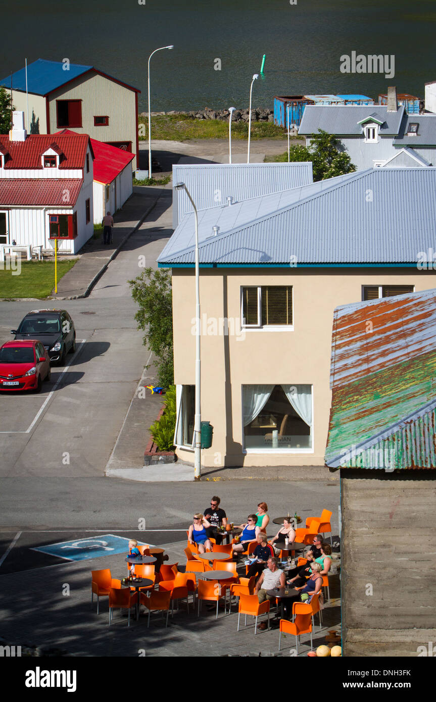 Terrazza di un caffè nella città di SUDUREYRI, SUGANDAFJORDUR fiordo, VESTFIRDIR, VESTFIRDIR, WESTFJORDS, Fiordi occidentali, Islanda, EUROPA Foto Stock