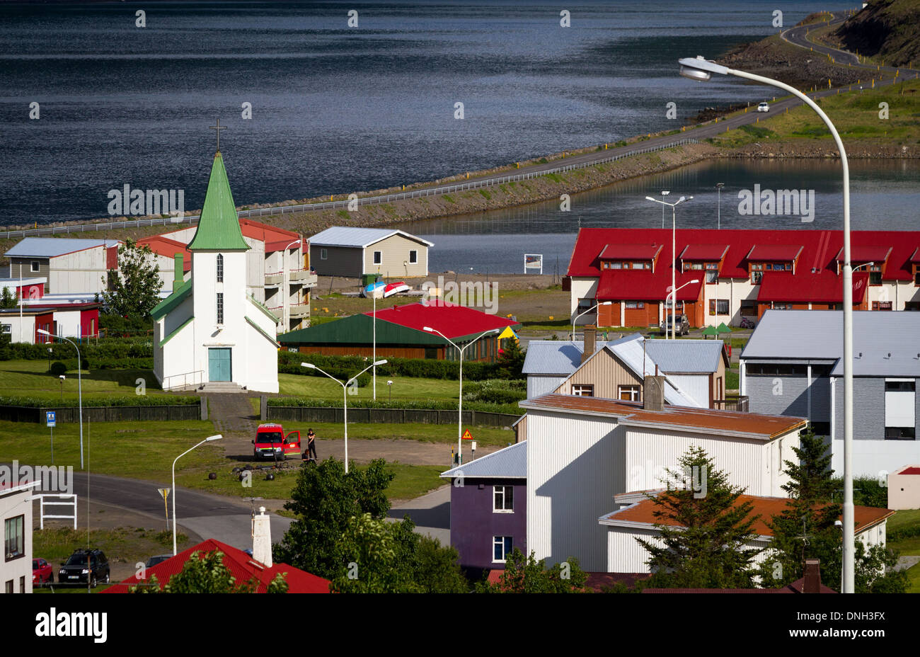 La città di SUDUREYRI, SUGANDAFJORDUR fiordo, VESTFIRDIR, VESTFIRDIR, WESTFJORDS, Fiordi occidentali, Islanda, EUROPA Foto Stock