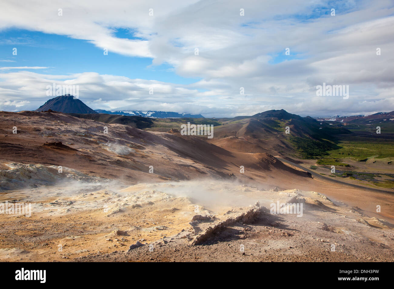 Zona geotermica di NAMAFJALL, rigonfiamento vulcanica nei pressi del Lago Myvatn, nel sistema di origine vulcanica di KRAFLA, un vasto e zona di sabbia colorata da zolfo e depositi di diversi colori, il nord dell'Islanda, EUROPA Foto Stock