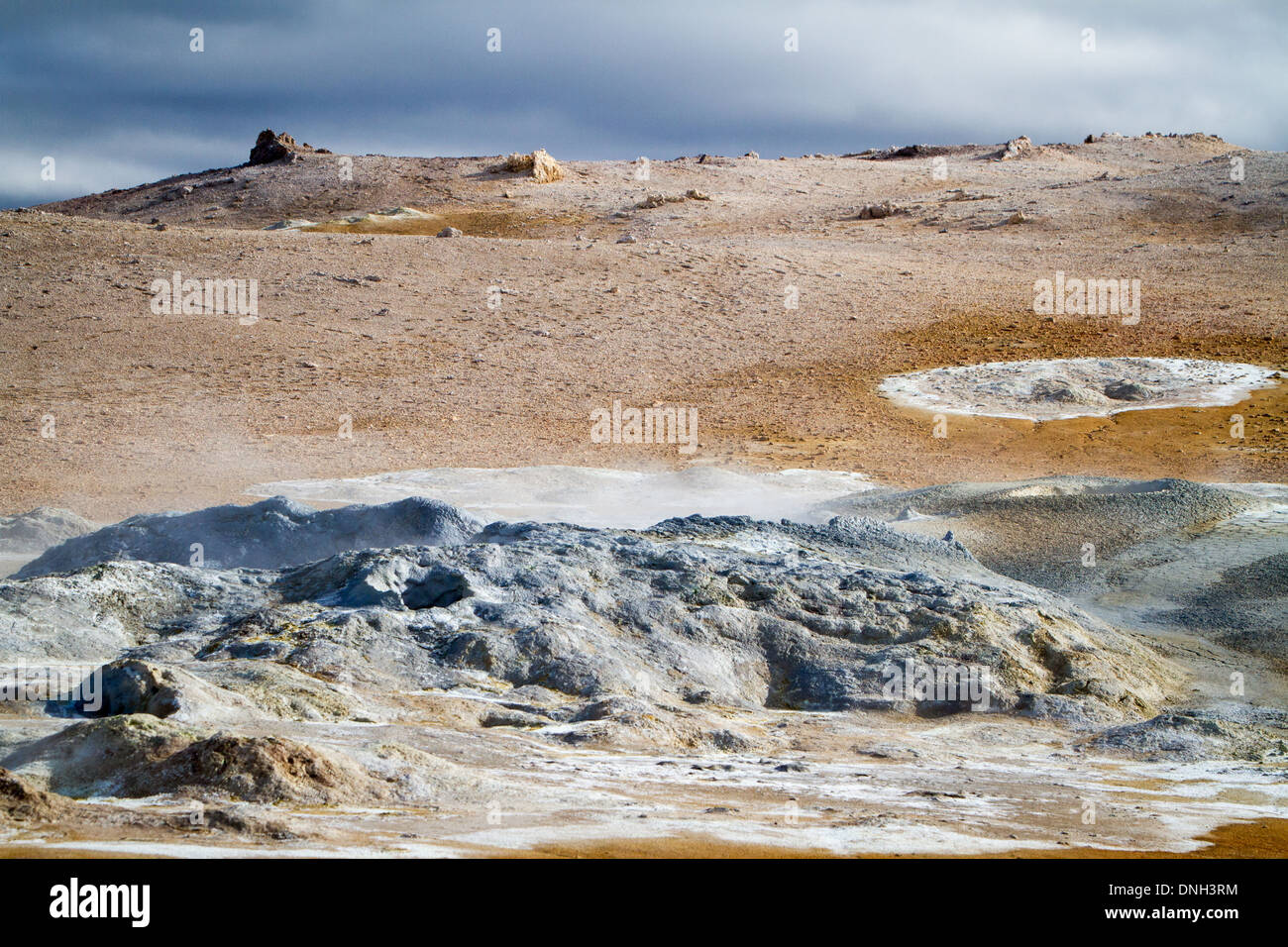 Zona geotermica di NAMAFJALL, rigonfiamento vulcanica nei pressi del Lago Myvatn, nel sistema di origine vulcanica di KRAFLA, un vasto e zona di sabbia colorata da zolfo e depositi di diversi colori, il nord dell'Islanda, EUROPA Foto Stock