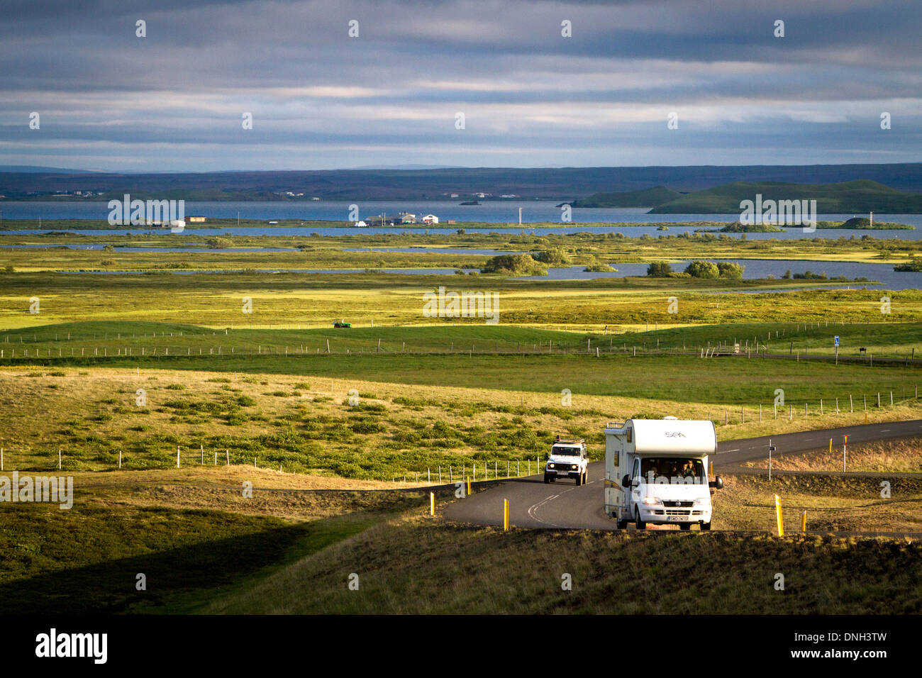 Campeggio auto su una strada vicino alla pseudo cratere nella zona del Lago Myvatn, Nord Islanda, EUROPA Foto Stock