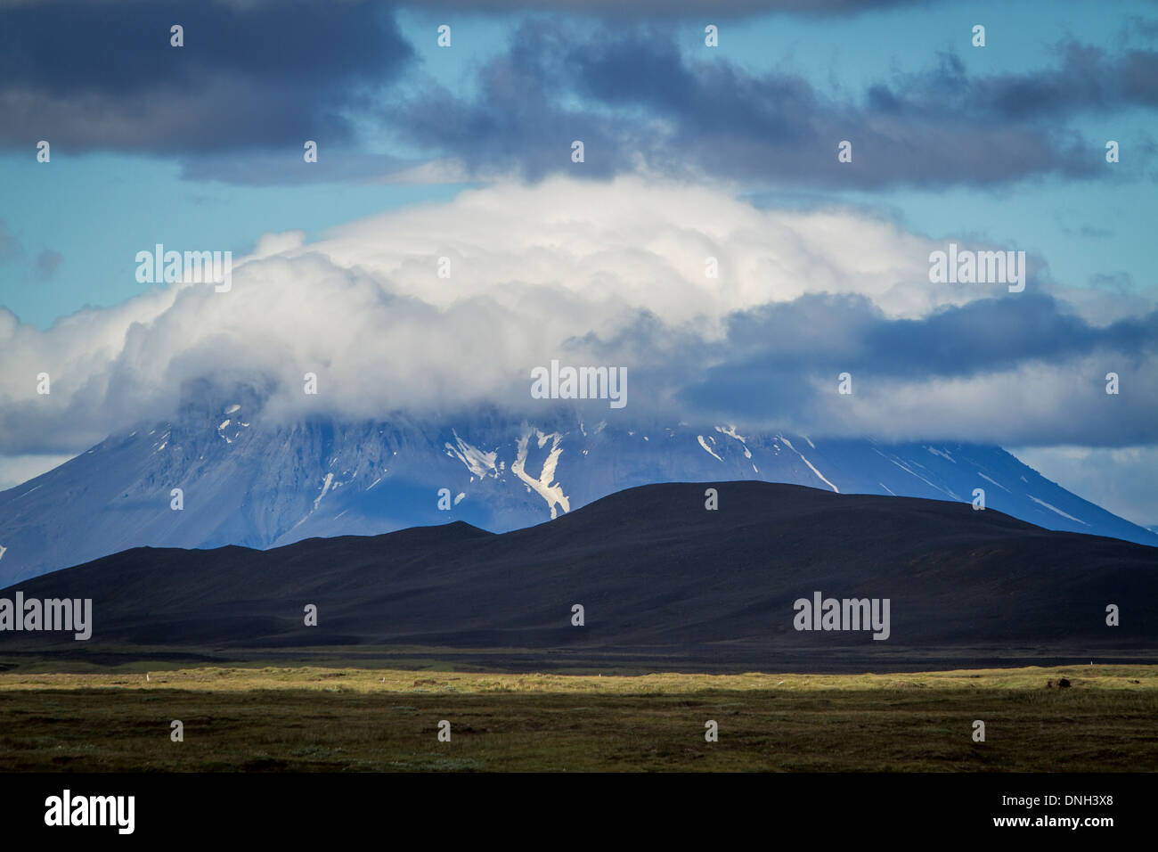 Il vulcano HERDUBREID SULLA F 910 sentiero che conduce al vulcano ASKJA E IL KVERKFJOLL MONTAGNA, deserto vulcanico e campo di lava, ALTIPIANI DI ISLANDA, NORDURLAND EYSTRA, centro orientale dell Islanda, EUROPA Foto Stock