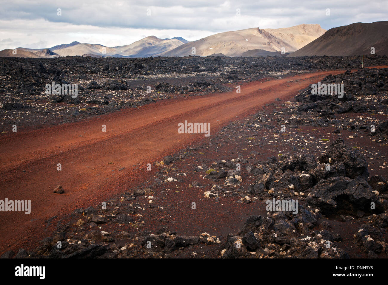 F 910 sentiero che conduce al vulcano ASKJA E IL KVERKFJOLL MONTAGNA, deserto vulcanico e campo di lava, ALTIPIANI DI ISLANDA, NORDURLAND EYSTRA, centro orientale dell Islanda, EUROPA Foto Stock