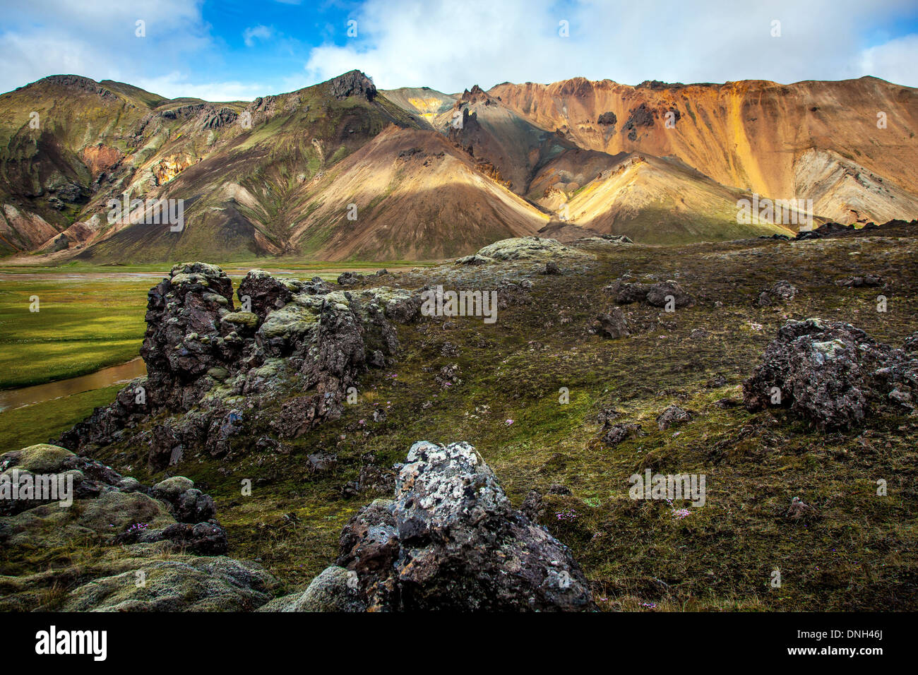 Montagne di riolite IN LANDMANNALAUGAR, vulcaniche e zona geotermica di cui il nome significa letteralmente "bagni caldi del popolo della terra', Regione degli Altipiani, sud dell'Islanda, EUROPA Foto Stock