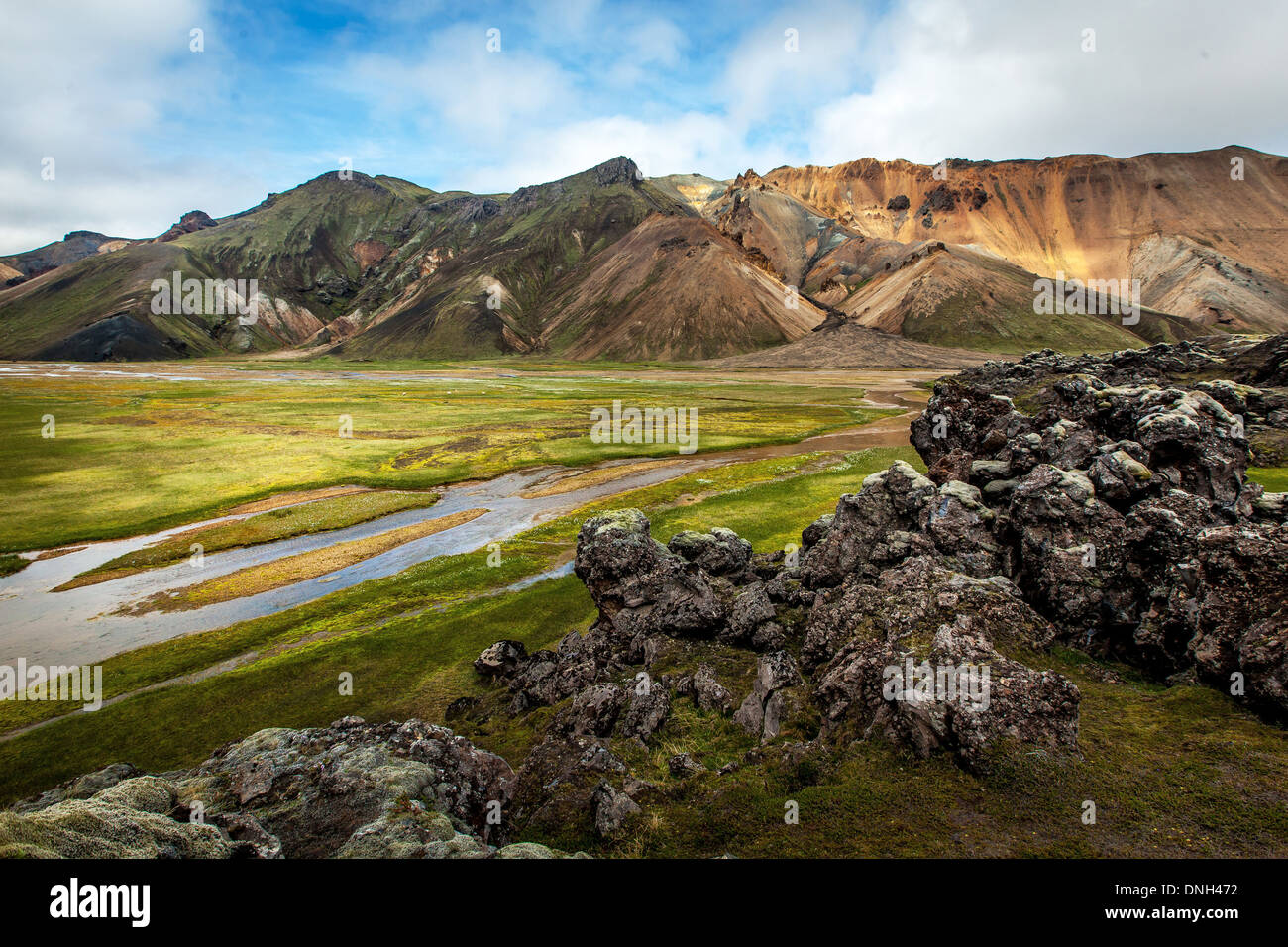 Montagne di riolite IN LANDMANNALAUGAR, vulcaniche e zona geotermica di cui il nome significa letteralmente "bagni caldi del popolo della terra', Regione degli Altipiani, sud dell'Islanda, EUROPA Foto Stock