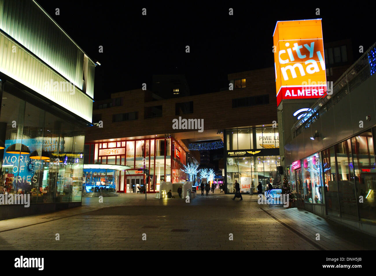 Centro commerciale della città di notte in Almere, Paesi Bassi Foto Stock